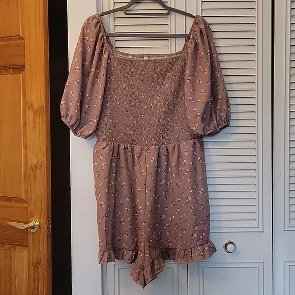 Puff Sleeve Romper - Picture 9 of 13